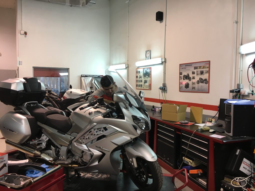 En nuestro taller de València tenemos servicios de moto de sustitución, reparaciones rápidas, peritación con las principales aseguradoras y horario de 8 a 20