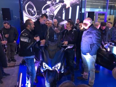 El personal de VFerrer mostrando a los invitados las nuevas motos Yamaha TMAX