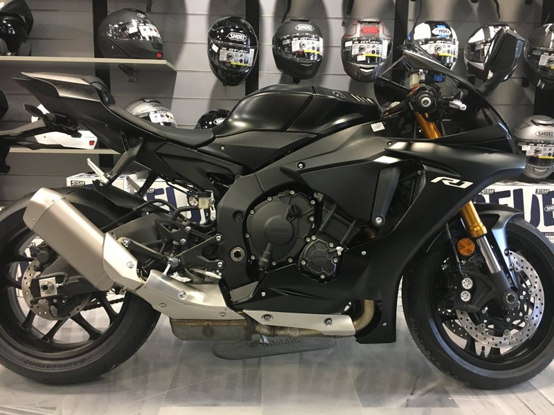 En exposicion la Yamaha YZF-R1 negra en VFerrer Valencia