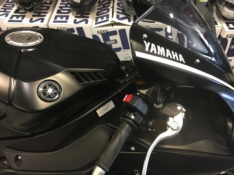 En exposicion la Yamaha YZF-R1 negra en VFerrer Valencia