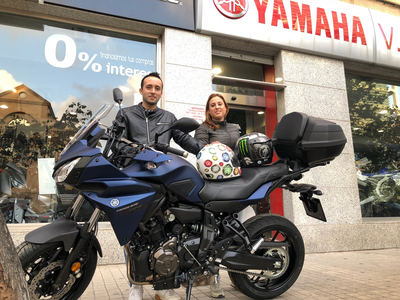 Yamaha Tracer 700 azul Los asistentes al Yamaha Open Weekend de VFerrer delante de la plaza de toros de Xativa para ir a Agres