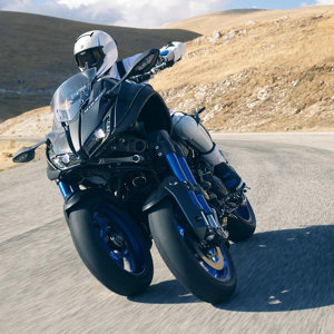 Las tres ruedas de la Yamaha Niken con el sistema Leaning Multi-Wheel aportan seguridad en las curvas